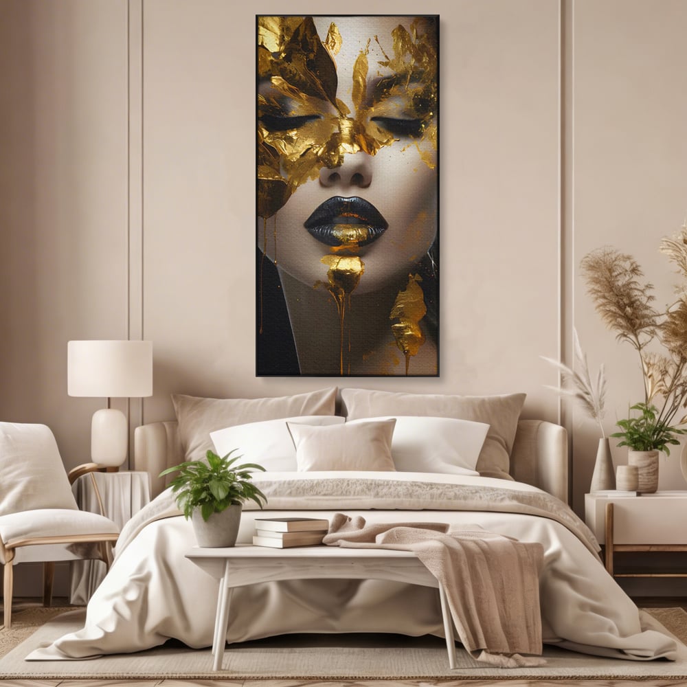 Tablou canvas cu tablou canvas cu portret femeie si foita de aur, in rama de aluminiu negru, pe perete intr-un dormitor